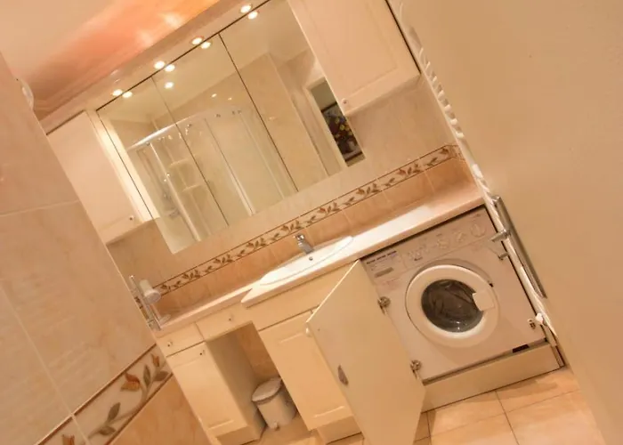 Center - 4 People - Garage Apartment *