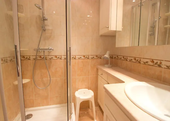 Center - 4 People - Garage Apartment